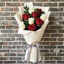 Букет красно-белые розы в Батырево Букет цветов из:  Розы в Батырево