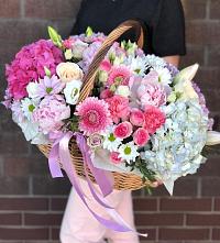 Цветочная композиция из Розы, Хризантемы, Пионы и Лизиантусы в корзине в Батырево