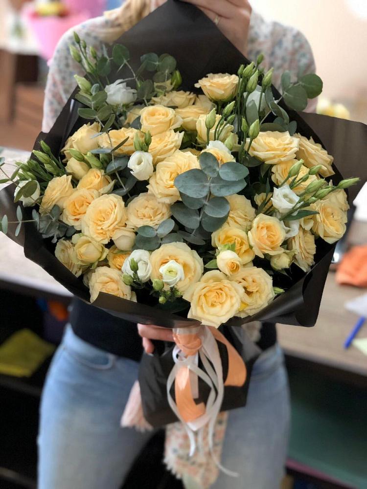 Букет цветов из: Розы и Лизиантусы в Батырево