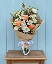 Букет яркий комплимент в Батырево Букет цветов из: Альстромерии, Лизиантусы, Розы и Хризантемы в Батырево