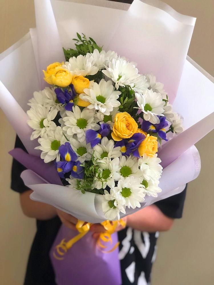 Букет цветов из: Ирисы, Хризантемы и Розы в Батырево