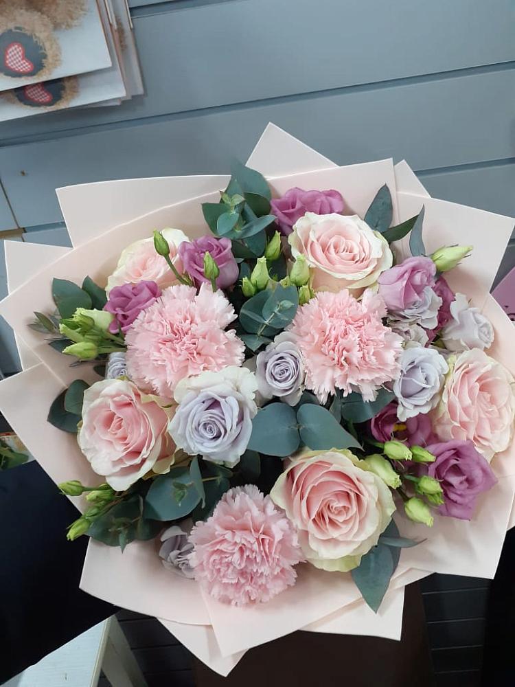 Букет обаятельный в Батырево Букет цветов из: Розы, Гвоздики и Лизиантусы в Батырево