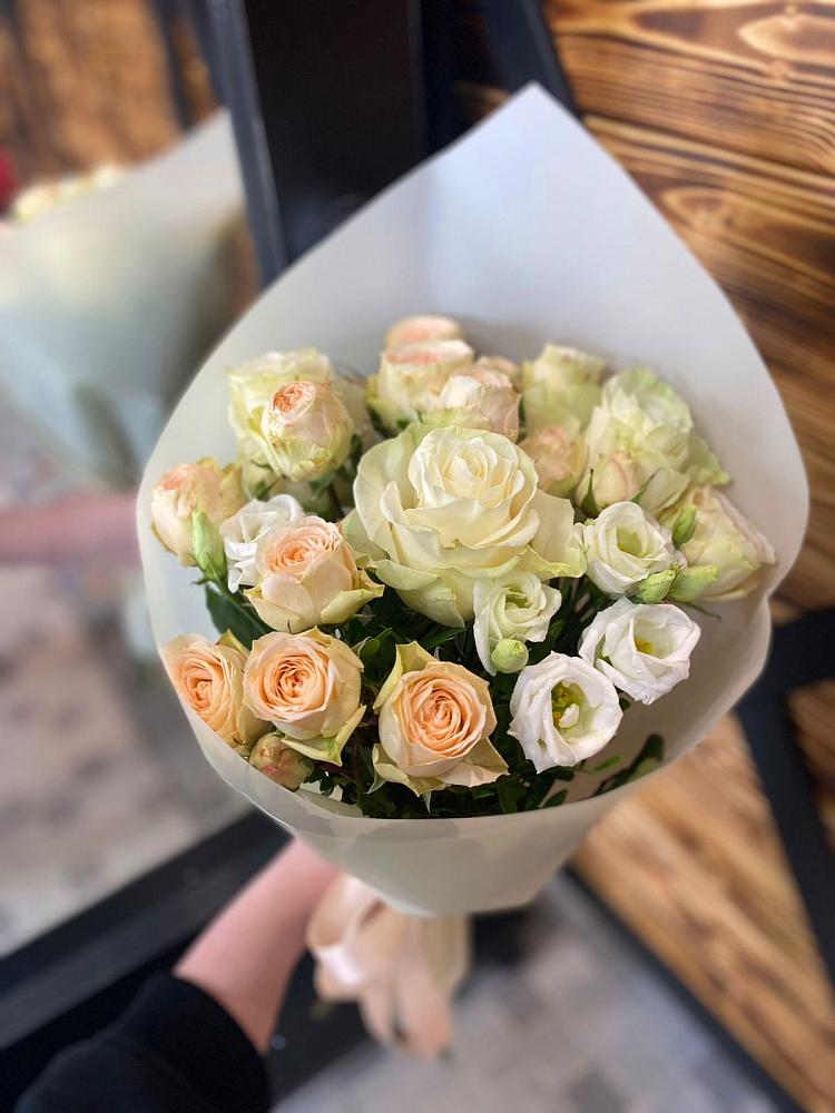 Букет цветов из: Розы и Лизиантусы в Батырево